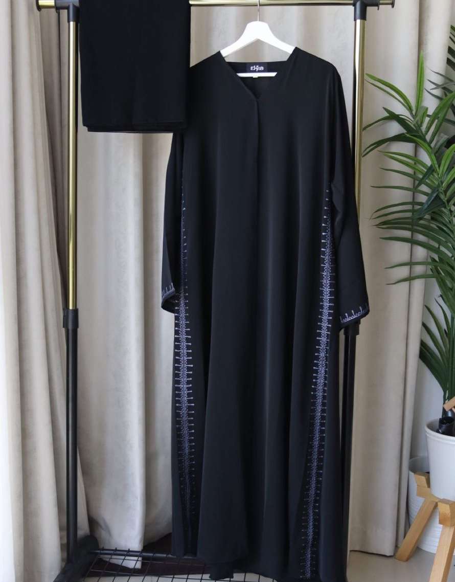 Tatreez — Black & lilac abaya